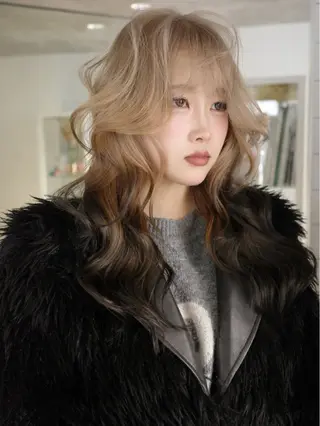 ロング カラー イツク ⚡️ ルーツ/ハイトーンのヘアスタイル