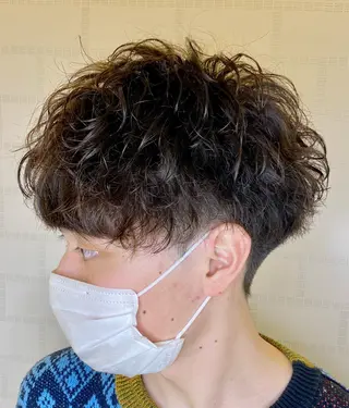 ショート パーマ メンズ 塩谷黎✨イルミナ カラーメンズパーマ✨のヘアスタイル