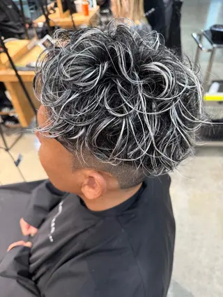 カラー パーマ メンズハイトーン メンズバレイヤージュのヘアスタイル