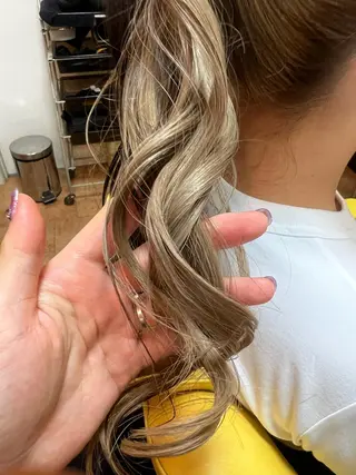 ロング カラー ヘアアレンジ bh.maara デザイン／ハイトーンのヘアスタイル