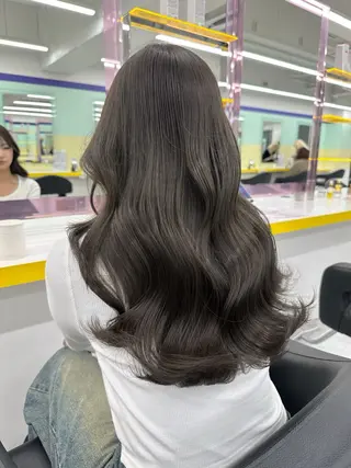 カラー ブリーチ縮毛矯正加藤 赤み無し透明感ヘアのヘアスタイル