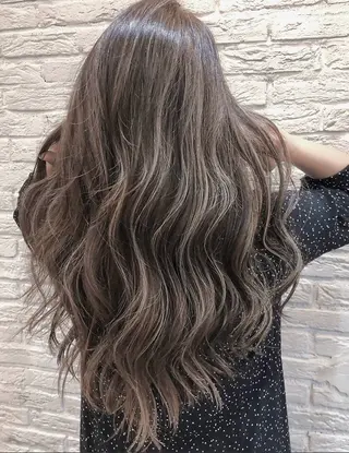 カラー LoE[ロエ]桃井 香菜子のヘアスタイル