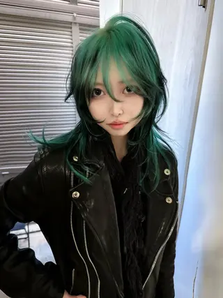 セミロング デザインカラーウルフ 宙也のヘアスタイル