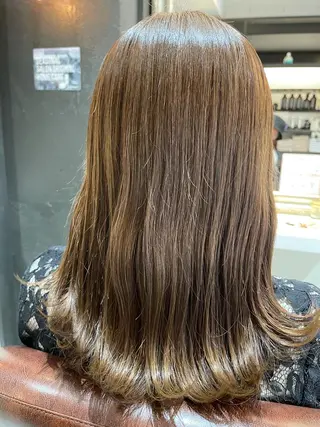 ミディアム カラー Avery SHINのヘアスタイル