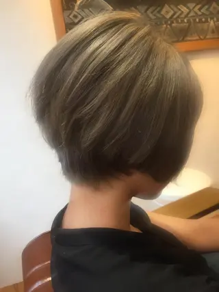 ショート カラー クボキ サヤのヘアスタイル