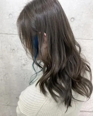 ロング 秋月 亜耶のヘアスタイル