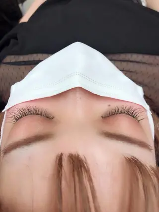 マツエク・マツパ レイヤーカット✖️ 柔らかベージュカラーのヘアスタイル