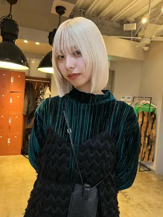 セミロング カラー ミルクティーベージュ outaのヘアスタイル