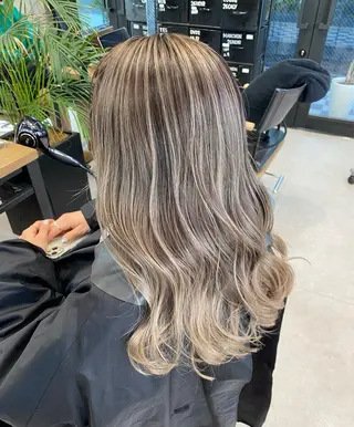 セミロング 🫧ハイライトカラー 🫧 𝓜𝓘𝓤のヘアスタイル