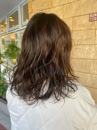 ミディアム パーマ 宇賀 芹加のヘアスタイル