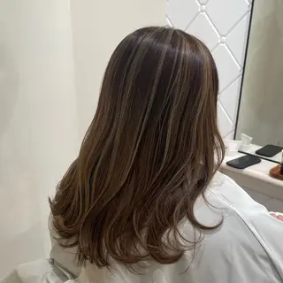 セミロング カラー 濱田輝レイヤー 韓国風 ハイトーンのヘアスタイル