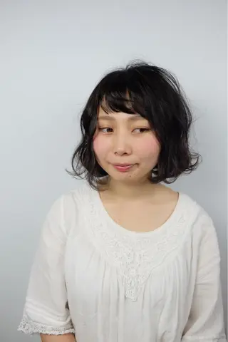 ミディアム 佐山 眞紀のヘアスタイル