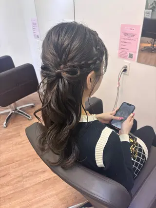 セミロング ヘアアレンジ momo/レイヤー /デザインカラーのヘアスタイル
