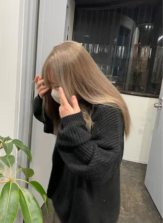 ロング カラー ミルクティー× グレージュMOMOのヘアスタイル