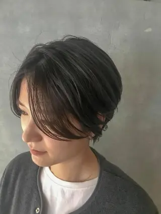 ショート ブリーチなしカラー/ 顔周りレイヤーカットのヘアスタイル