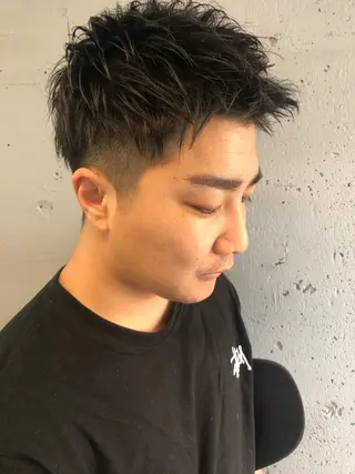 メンズ 顔まわりレイヤー デザインカットのヘアスタイル