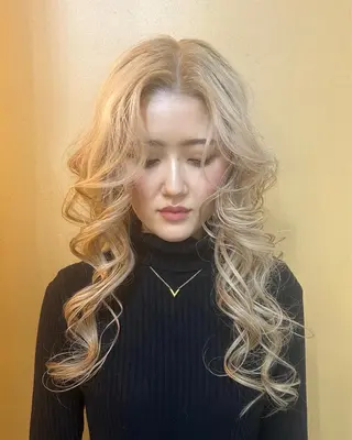 ロング Hiyo 外国人風くせ毛パーマのヘアスタイル