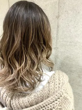 ミディアム カラー ハイライトが 得意なニキです😊のヘアスタイル