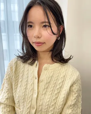 ミディアム カラー 💓パーマ，💗 レイヤーカットのヘアスタイル
