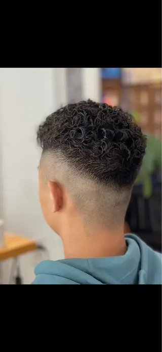 ショート パーマ メンズ 吉岡 三四朗のヘアスタイル