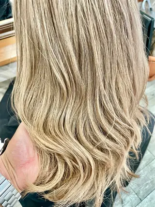 セミロング フェードパーマ 新倉幸之助のヘアスタイル