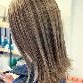 ミディアム 【顔まわりレイヤー透 明感カラー今崎太河】のヘアスタイル