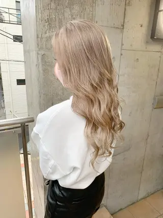 ロング カラー ミルクティーベージュ ブリーチ 店長 清水のヘアスタイル