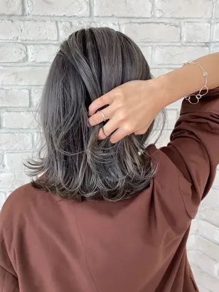 ミディアム あやかショート 白髪ぼかしのヘアスタイル