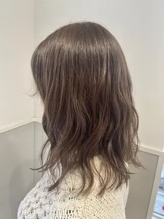 セミロング カラー 小栗 麻衣のヘアスタイル