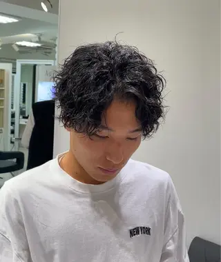 ショート カラー パーマ メンズ 【シャドウパーマ センターパート】義心のヘアスタイル