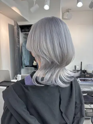 セミロング ハイトーンカラー 🦋yuri🦋のヘアスタイル