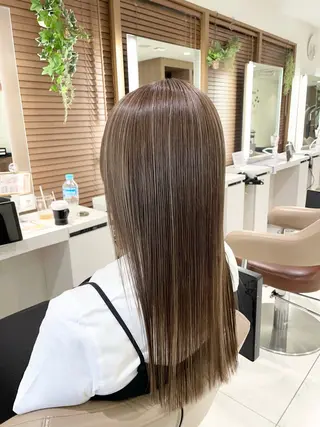 ロング カラー 清藤綾/脱白髪染め 白髪ぼかしハイライトのヘアスタイル