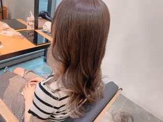 ロング カラー 塩崎 明菜のヘアスタイル