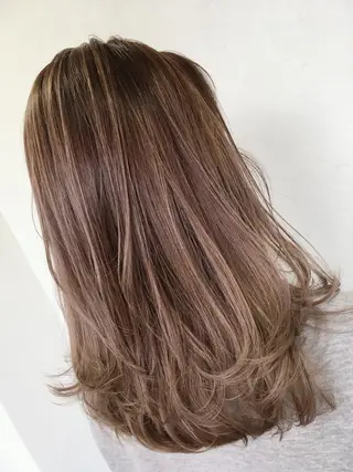 セミロング カラー 塩崎 明菜のヘアスタイル