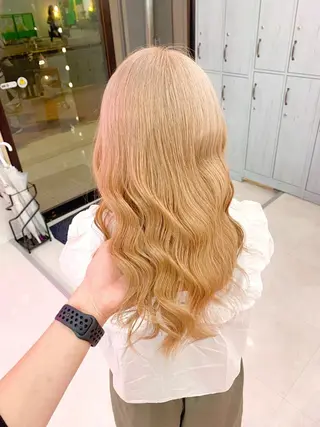 セミロング ハイトーン髪質改善 🎀🐰堀川智史🎀のヘアスタイル