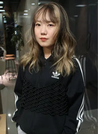 セミロング カラー カーリーパーマ/ 透明ｶﾗｰ/MIKUのヘアスタイル