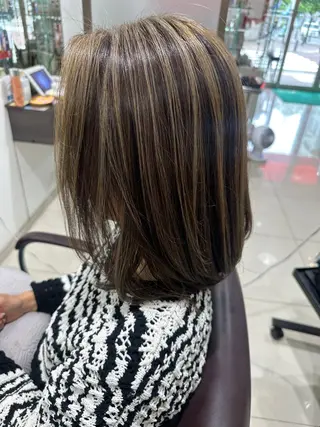 ミディアム レイヤー 艶々カラーのヘアスタイル