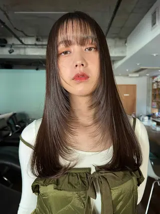 ロング ブリーチカラー/ブロ ンドレイヤーカットのヘアスタイル