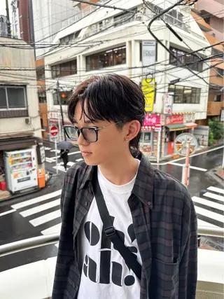 メンズ メンズ特化シャドウパ ーマラウンドマッシュのヘアスタイル