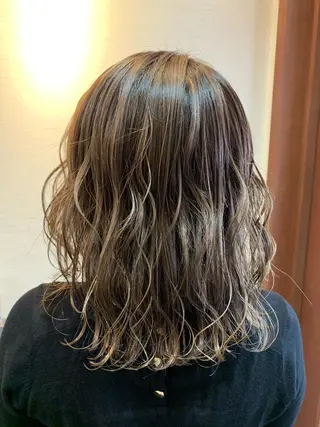 ミディアム カラー 蓮見  友里のヘアスタイル