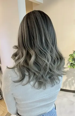 セミロング カラー 白髪ぼかし バレイヤージュ志鎌のヘアスタイル