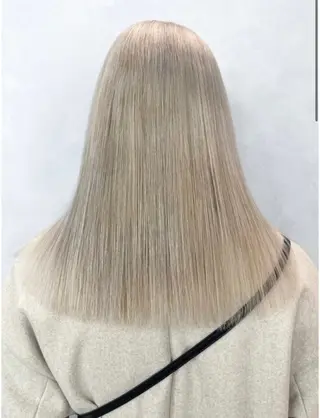 カラー 黒染め落とし ムラ修正　ハイトーンのヘアスタイル