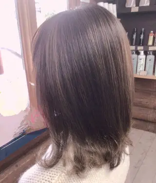 ミディアム 岡本 小百合のヘアスタイル