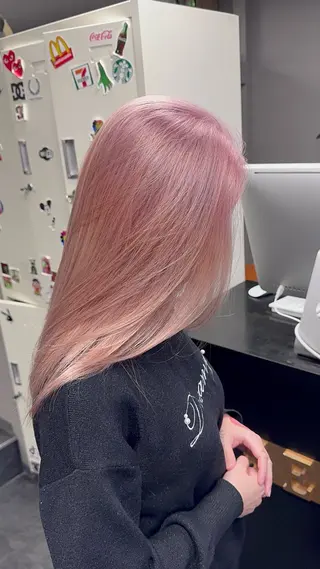 ロング カラー ヘアアレンジ ホワイトカラー/ ピンクベージュにったのヘアスタイル