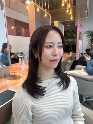 ミディアム 艶カラー✨レイヤー 𝐚𝐲𝐚𝐤𝐚のヘアスタイル