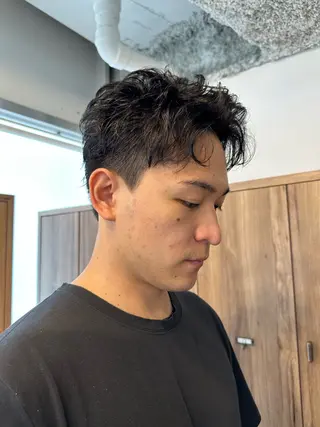 ショート メンズ RIKI/センター パート/メンズパーマのヘアスタイル