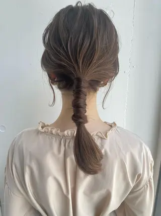 ロング ヘアアレンジ shiori ﾍﾞｰｼﾞｭｶﾗｰのヘアスタイル