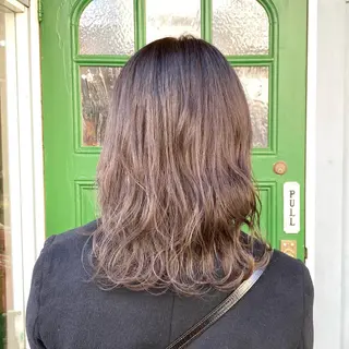 ミディアム カラー BRITS 渡辺 菜々子のヘアスタイル