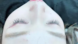 マツエク・マツパ レイヤーカット✖️ 柔らかベージュカラーのヘアスタイル
