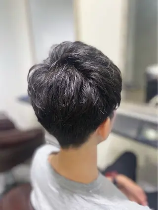 パーマ メンズ 根本 真奈のヘアスタイル